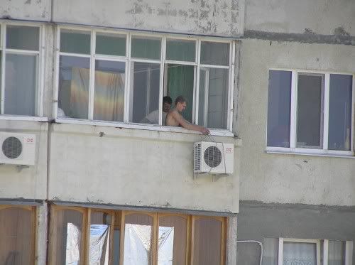 [Obrazek: InstallingACAirConditionerWindowUni.jpg]